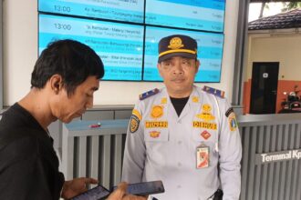 Pengendali Terminal Bus Kampung Rambutan, Jakarta Timur, Mulyono di terminal, pada Rabu (25/12/2024). Foto: Ist