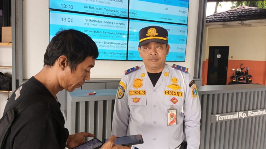 Pengendali Terminal Bus Kampung Rambutan, Jakarta Timur, Mulyono di terminal, pada Rabu (25/12/2024). Foto: Ist