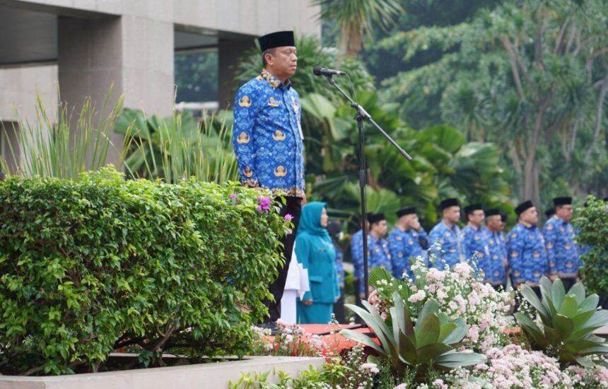 Wali Kota Jakarta Selatan, Munjirin, saat menjadi Inspektur Upacara (Irup) Peringatan Hari Ibu ke-96, di Halaman Kantor Walikota Administrasi Jakarta Selatan, pada Senin (23/12/2024). Foto: Ist