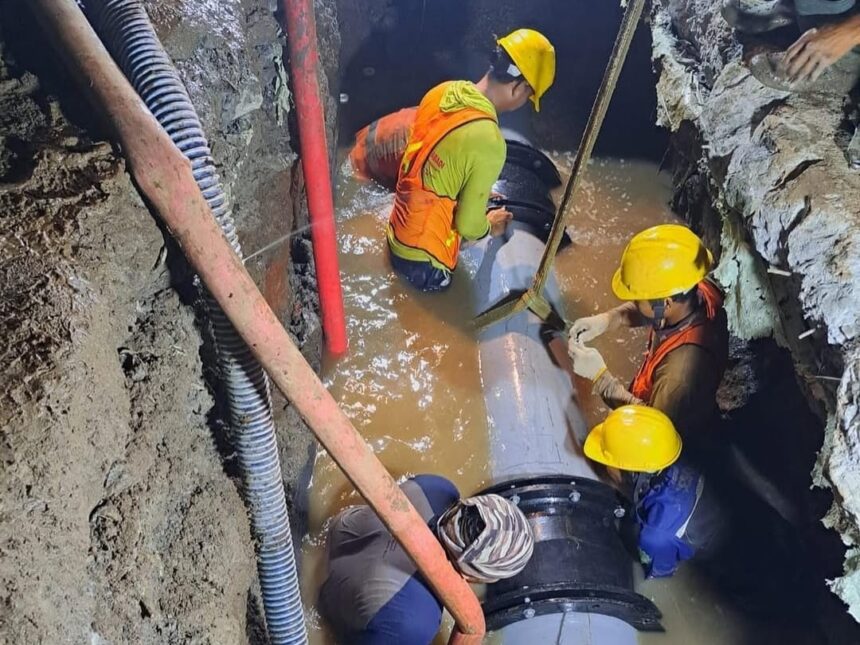 Sejumlah petugas saat melakukan maksimalisasi kinerja pompa sedot untuk distribusi air.(Foto istimewa)