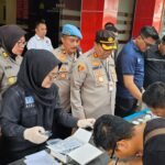 Wakapolres Metro Jakarta Selatan, AKBP Dedy Supriadi didampingi Kasipropam Polres Metro Jakarta Selatan, Kompol Prayitno saat mengecek kelayakan dan kepemilikan senjata api (senpi) serta tes urine terhadap masing-masing anggota di Mapolres, Senin (23/12/2024). Foto: Ist