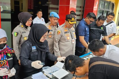 Wakapolres Metro Jakarta Selatan, AKBP Dedy Supriadi didampingi Kasipropam Polres Metro Jakarta Selatan, Kompol Prayitno saat mengecek kelayakan dan kepemilikan senjata api (senpi) serta tes urine terhadap masing-masing anggota di Mapolres, Senin (23/12/2024). Foto: Ist