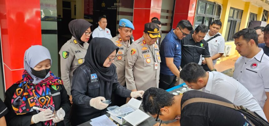 Wakapolres Metro Jakarta Selatan, AKBP Dedy Supriadi didampingi Kasipropam Polres Metro Jakarta Selatan, Kompol Prayitno saat mengecek kelayakan dan kepemilikan senjata api (senpi) serta tes urine terhadap masing-masing anggota di Mapolres, Senin (23/12/2024). Foto: Ist