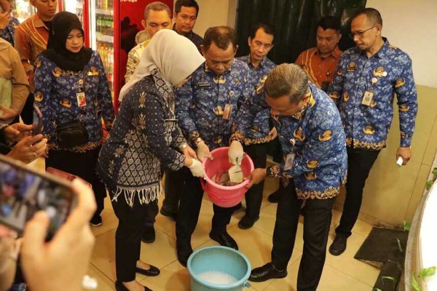 Wali Kota Jakarta Selatan, Munjirin memimpin sidak pangan di Swalayan Hero Terogong, Cilandak. Sidak dilakukan bersama Balai Besar Pengawasan Obat dan Makanan (BBPOM) DKI Jakarta guna memastikan jaminan mutu pangan bebas kandungan zat berbahaya jelang Natal dan tahun baru, pada Kamis (19/12/2024). Foto: Ist