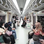 Suasana penumpang di LRT Jabedebek. Foto: dok KAI