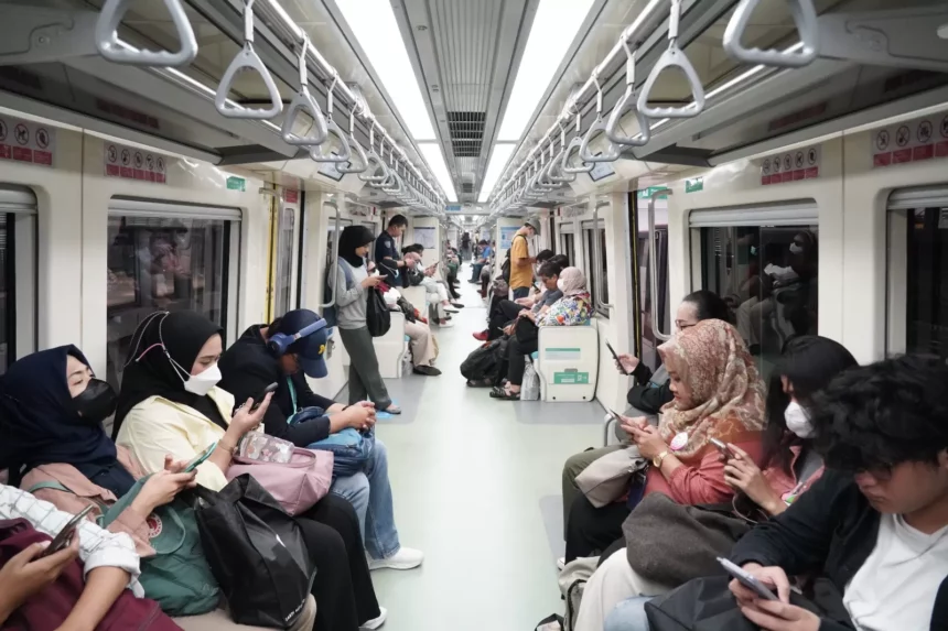 Suasana penumpang di LRT Jabedebek. Foto: dok KAI