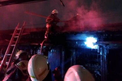 Sejumlah petugas Damkar melakukan pemadaman api yang membakar tiga unit kios di Jalan Pisangan Baru Tengah, Pisangan Baru, Matraman, Jakarta Timur, pada Rabu (25/12/2024) sekitar pukul 01.39 WIB. Foto: Ist