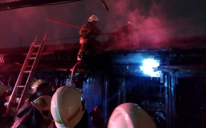 Sejumlah petugas Damkar melakukan pemadaman api yang membakar tiga unit kios di Jalan Pisangan Baru Tengah, Pisangan Baru, Matraman, Jakarta Timur, pada Rabu (25/12/2024) sekitar pukul 01.39 WIB. Foto: Ist