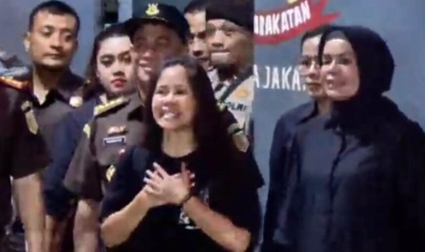 Terpidana mati kasus penyelundupan narkoba jenis sabu, Mary Jane Veloso ucapkan terima kasih kepada Presiden RI Prabowo Subianto sebelum diberangkatkan dari Lembaga Pemasyarakatan Perempuan (LPP) Kelas II A Pondok Bambu, Jakarta Timur, ke Bandara Soekarno-Hatta (Soetta), Tangerang, Banten, terbang ke kampung halaman di Filipina, Selasa (17/12/2024). Foto: Ist