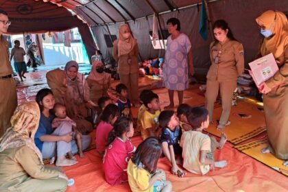 Sejumlah Tenaga Kesehatan Suku Dinas Kesehatan Jakarta Timur memberikan pelayanan kesehatan dibuka setiap hari di posko pengungsian sekitar lokasi kebakaran di Jalan Kemuning Bendungan, RW 01, Rawa Bunga, Jatinegara, Jakarta Timur, Selasa (26/11/2024) lalu. Foto: Ist