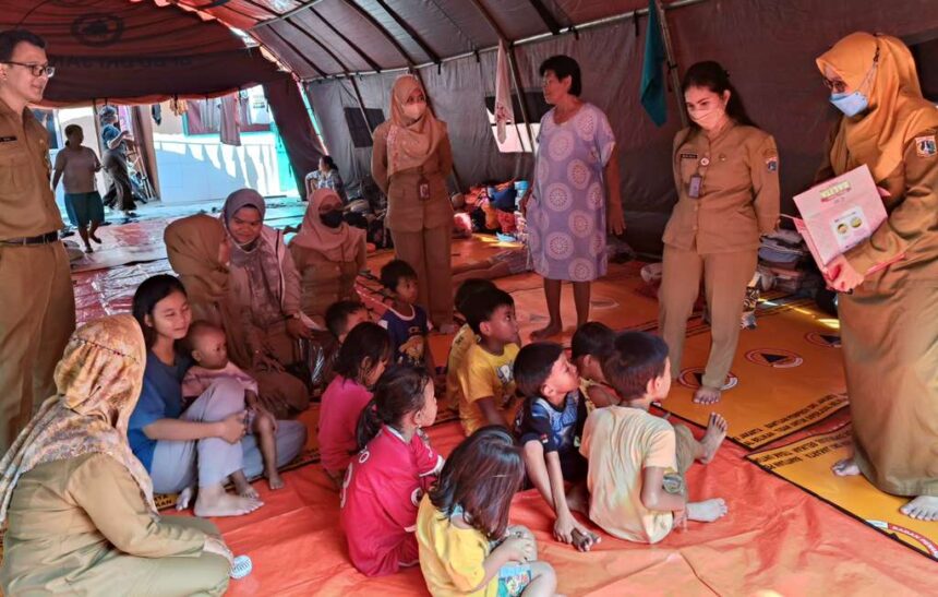 Sejumlah Tenaga Kesehatan Suku Dinas Kesehatan Jakarta Timur memberikan pelayanan kesehatan dibuka setiap hari di posko pengungsian sekitar lokasi kebakaran di Jalan Kemuning Bendungan, RW 01, Rawa Bunga, Jatinegara, Jakarta Timur, Selasa (26/11/2024) lalu. Foto: Ist