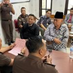 Pimpinan Pondok Pesantren Al-Zaytun, ARPG alias Panji Gumilang saat diserahkan oleh penyidik kepada Jaksa Penuntut Umum (JPU) di kantor Kejaksaan Negeri Indramayu, Senin (9/12/2024). Foto: Puspenkum Kejaksaan Agung