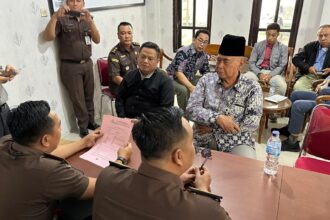 Pimpinan Pondok Pesantren Al-Zaytun, ARPG alias Panji Gumilang saat diserahkan oleh penyidik kepada Jaksa Penuntut Umum (JPU) di kantor Kejaksaan Negeri Indramayu, Senin (9/12/2024). Foto: Puspenkum Kejaksaan Agung