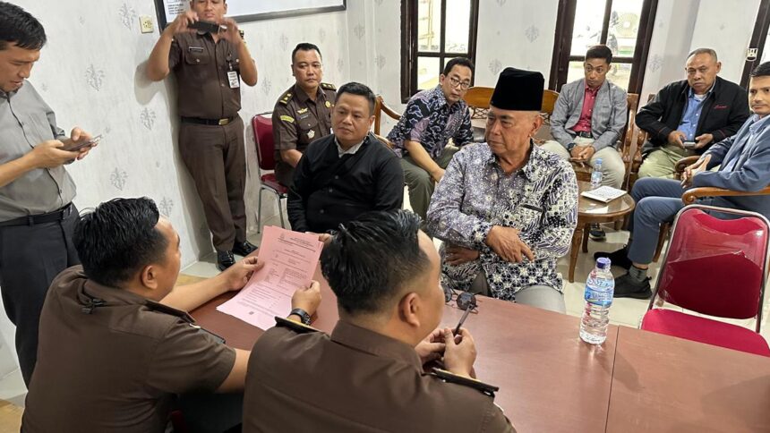 Pimpinan Pondok Pesantren Al-Zaytun, ARPG alias Panji Gumilang saat diserahkan oleh penyidik kepada Jaksa Penuntut Umum (JPU) di kantor Kejaksaan Negeri Indramayu, Senin (9/12/2024). Foto: Puspenkum Kejaksaan Agung