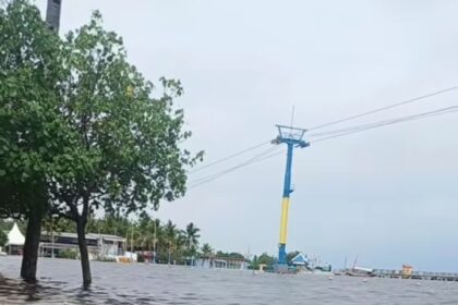 Banjir rob di kawasan wisata Pantai Ancol Jakarta. Foto: Tangkapan layar IG @ramdani9625