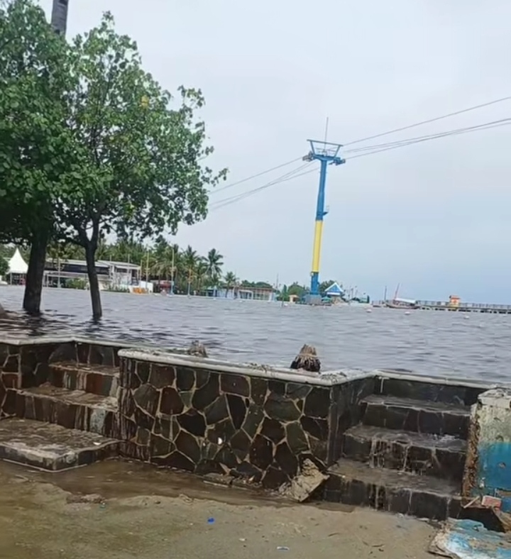 Banjir rob di kawasan wisata Pantai Ancol Jakarta. Foto: Tangkapan layar IG @ramdani9625