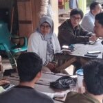 Wakil Ketua Lembaga Perlindungan Saksi dan Korban (LPSK), Sri Suparyati, bersama tim dari Kantor Perwakilan LPSK Medan saat melakukan investigasi di lapangan meliputi penelaahan, pengumpulan data dan informasi, serta wawancara korban dan saksi untuk mendapatkan gambaran menyeluruh di Kecamatan Biru-Biru, Kabupaten Deli Serdang. Foto: Ist