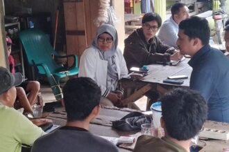 Wakil Ketua Lembaga Perlindungan Saksi dan Korban (LPSK), Sri Suparyati, bersama tim dari Kantor Perwakilan LPSK Medan saat melakukan investigasi di lapangan meliputi penelaahan, pengumpulan data dan informasi, serta wawancara korban dan saksi untuk mendapatkan gambaran menyeluruh di Kecamatan Biru-Biru, Kabupaten Deli Serdang. Foto: Ist