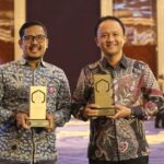 GM Corporate Office & Digital TelkoMedika Ahmad Faishol (kiri) dan Direktur Utama TelkoMedika Dicky Anfiadi (kanan) dalam acara Top Digital Awards tahun 2024 di Raffles Hotel Jakarta, pada Kamis (5/12/2024). Foto: Telkom Indonesia