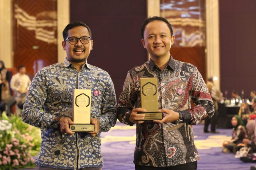 GM Corporate Office & Digital TelkoMedika Ahmad Faishol (kiri) dan Direktur Utama TelkoMedika Dicky Anfiadi (kanan) dalam acara Top Digital Awards tahun 2024 di Raffles Hotel Jakarta, pada Kamis (5/12/2024). Foto: Telkom Indonesia