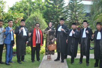 Ketua Umum Dewan Pimpinan Pusat Perkumpulan Profesi Pengacara Indonesia (DPP Propindo), Roy Sirait dan Sekretaris Jenderal DPP Propindo, Heikal Safar bersama para anggota Propindo dalam satu kegiatan. Foto: Ist