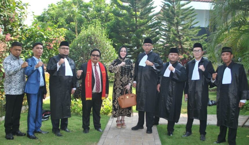 Ketua Umum Dewan Pimpinan Pusat Perkumpulan Profesi Pengacara Indonesia (DPP Propindo), Roy Sirait dan Sekretaris Jenderal DPP Propindo, Heikal Safar bersama para anggota Propindo dalam satu kegiatan. Foto: Ist