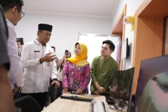 Wali Kota Jakarta Selatan, Munjirin didampingi Direktur Rumah Sakit Umum Daerah (RSUD) Pasar Minggu, Endah Kartika Dewi dalam peresmian pelayanan Magnetic Resonance Imaging (MRI) di RSUD Pasar Minggu, pada Jumat (20/12/2024). Foto: Ist