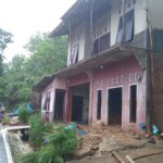 Kondisi rumah yang terdampak longsor di Desa Talagasari, Kecamatan Sindangbarang, Cianjur, Jawa Barat, pada Selasa (3/12/2024). Petugas gabungan melakukan evakuasi terhadap penghuni rumah. Foto: Ist