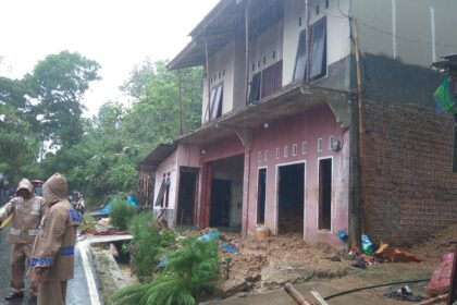 Kondisi rumah yang terdampak longsor di Desa Talagasari, Kecamatan Sindangbarang, Cianjur, Jawa Barat, pada Selasa (3/12/2024). Petugas gabungan melakukan evakuasi terhadap penghuni rumah. Foto: Ist