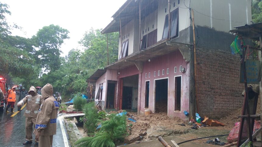 Kondisi rumah yang terdampak longsor di Desa Talagasari, Kecamatan Sindangbarang, Cianjur, Jawa Barat, pada Selasa (3/12/2024). Petugas gabungan melakukan evakuasi terhadap penghuni rumah. Foto: Ist