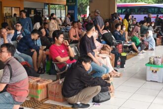 Liburan Natal 2024, sejumlah penumpang bus Antar Kota Antar Provinsi (AKAP) memadati ruang tunggu keberangkatan di Terminal Kampung Rambutan, Jakarta Timur, pada Rabu (25/12/2024). Foto: Ist