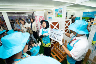 Aktifitas Melihat Proses Pembuatan Susu UHT MILKU di Dalam Establishment Peternakan Sapi MILKU di KidZania Jakarta. Foto: dok Kidzania