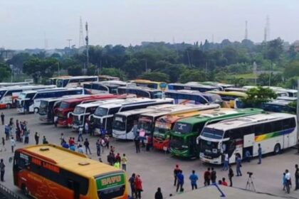 Puluhan bus Antar Kota Antar Provinsi (AKAP) dari berbagai Perusahaan Otobus (PO) dilakukan pemeriksaan proses pra ramp check oleh petugas UP Pengujian Kendaraan Bermotor (PKB) dan petugas Terminal Pulogebang, Jakarta Timur. Foto: Dok/ipol.id
