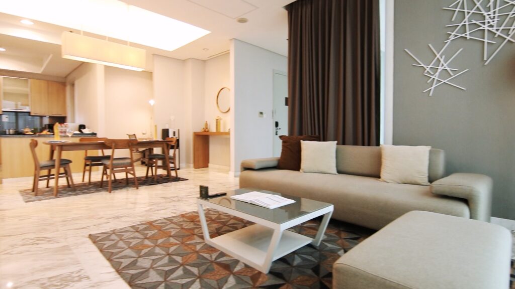 Ruang tengah dan ruang makan di unit three bedroom Fraser Residence Sudriman Jakarta. (Alidrian Fahwi/ipol.id)