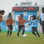 Partai final KU 10 MilkLife Soccer Challenge - Semarang Seri 2 2024 mempertemukan SDN Klepu 03 dengan SD Nasima di Stadion Universitas Diponegoro Semarang, Minggu 22 Desember 2024.