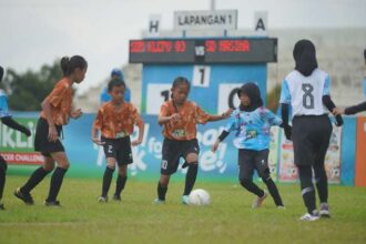 Partai final KU 10 MilkLife Soccer Challenge - Semarang Seri 2 2024 mempertemukan SDN Klepu 03 dengan SD Nasima di Stadion Universitas Diponegoro Semarang, Minggu 22 Desember 2024.