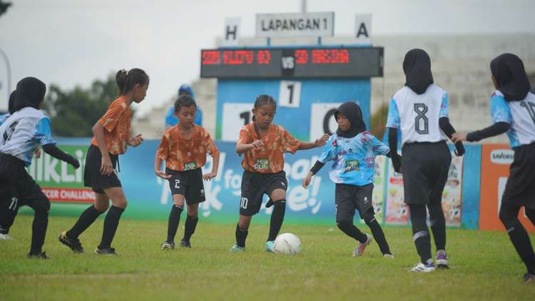 Partai final KU 10 MilkLife Soccer Challenge - Semarang Seri 2 2024 mempertemukan SDN Klepu 03 dengan SD Nasima di Stadion Universitas Diponegoro Semarang, Minggu 22 Desember 2024.