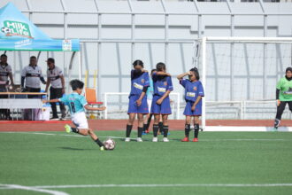 Penggawa Scorpions FC tengah berupaya merobek lini pertahanan Srikandi Kalirejo Undaan dalam laga pekan terakhir Hydroplus Soccer League 2024 yang berlangsung di Supersoccer Arena Rendeng, Kudus, Minggu 8 Desember 2024. Foto: Megapro