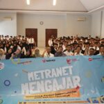 Jajaran Guru, Siswa SMK PKP 1 Jakarta, dan Jajaran Karyawan MetraNet pada acara peluncuran program Corporate Social Responsibility (CSR) MetraNet Mengajar di SMK PKP 1 Jakarta. Foto: Telkom Indonesia