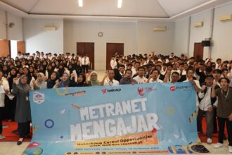 Jajaran Guru, Siswa SMK PKP 1 Jakarta, dan Jajaran Karyawan MetraNet pada acara peluncuran program Corporate Social Responsibility (CSR) MetraNet Mengajar di SMK PKP 1 Jakarta. Foto: Telkom Indonesia