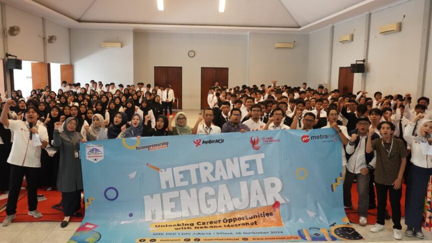 Jajaran Guru, Siswa SMK PKP 1 Jakarta, dan Jajaran Karyawan MetraNet pada acara peluncuran program Corporate Social Responsibility (CSR) MetraNet Mengajar di SMK PKP 1 Jakarta. Foto: Telkom Indonesia