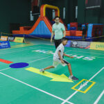 Shuttle Run berlari dari titik tengah mengambil kok, kemudian memindahkan ke sisi seberangnya, siswa berhasil menyelesaikan rintangan ialah yang berhasil memindahkan semua kok. Foto/megapro