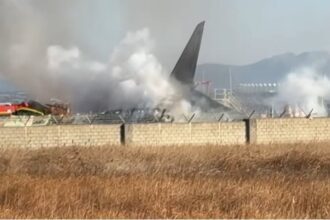 Kecelakaan pesawat di Bandara Internasional Muan, Korea Selatan, Minggu (29/12/2024). Foto: SBS