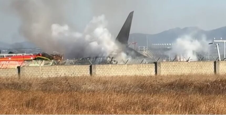 Kecelakaan pesawat di Bandara Internasional Muan, Korea Selatan, Minggu (29/12/2024). Foto: SBS