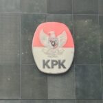 Logo Komisi Pemberantasan Korupsi (KPK) di depan Gedung Merah Putih, Kuningan, Jaksel. Foto: Yudha Krastawan/ipol.id