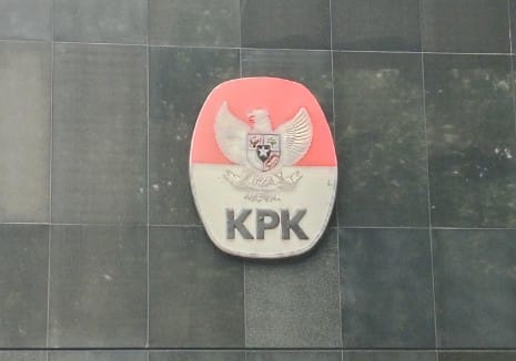 Logo Komisi Pemberantasan Korupsi (KPK) di depan Gedung Merah Putih, Kuningan, Jaksel. Foto: Yudha Krastawan/ipol.id