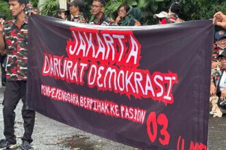 Ratusan massa melakukan aksi di depan gedung KPU Jakarta Timur.(Foto Sofian/ipol.id)