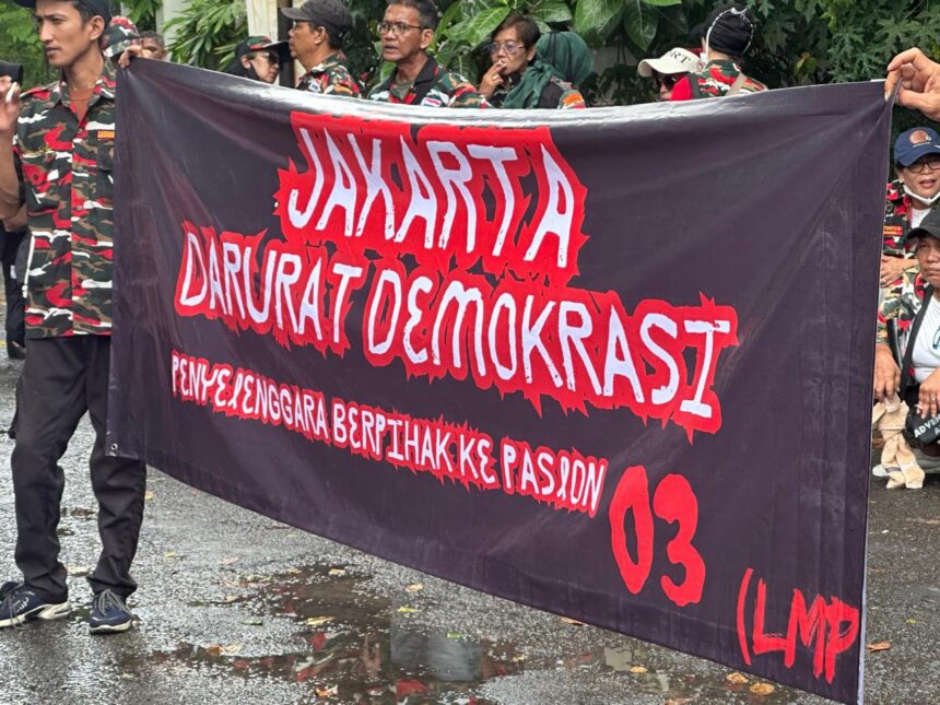 Ratusan massa melakukan aksi di depan gedung KPU Jakarta Timur.(Foto Sofian/ipol.id)