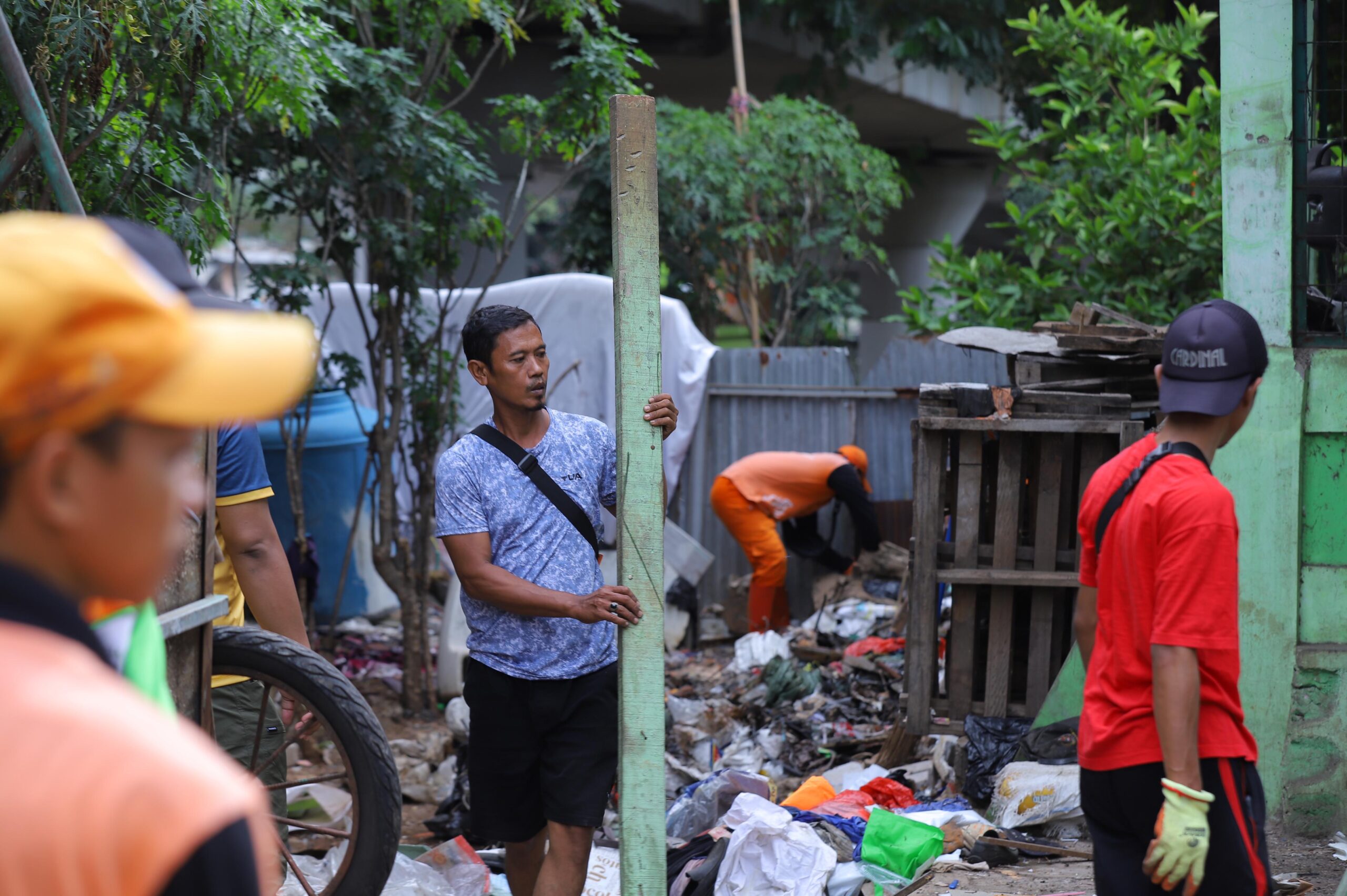 Pemerintah Kota Administrasi Jakarta Timur (Pemkot Jaktim) bersama warga bergotong royong menata kawasan sekitar kolong jembatan/flyover di Jalan Basuki Rahmat, RW 01 dan RW 02, Kelurahan Balimester, Kecamatan Jatinegara, pada Sabtu (30/11/2024). Foto: Ist