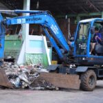 Pemerintah Kota Administrasi Jakarta Timur (Pemkot Jaktim) bersama warga bergotong royong menata kawasan sekitar kolong jembatan/flyover di Jalan Basuki Rahmat, RW 01 dan RW 02, Kelurahan Balimester, Kecamatan Jatinegara, pada Sabtu (30/11/2024). Foto: Ist